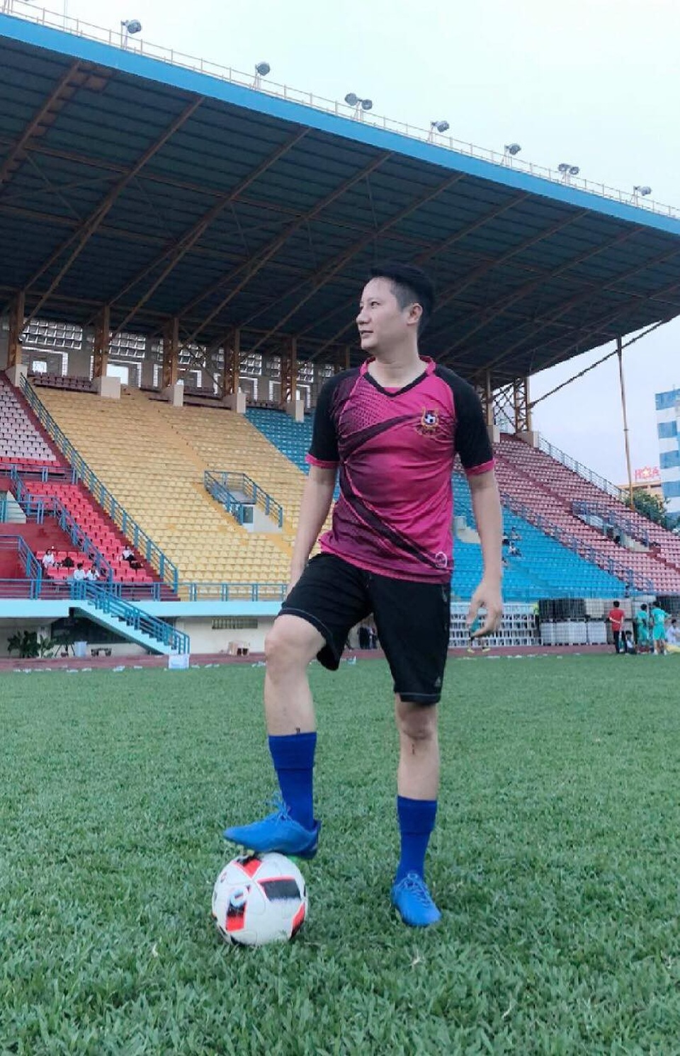 Kỷ niệm không thể quên của sao Việt trong các mùa World Cup - 1 Hoàng Bách là một trong những sao Việt rất hâm mộ bóng đá.