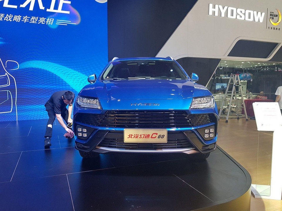 Diện kiến mẫu SUV Trung Quốc nhái Lamborghini Urus - 3 Diện kiến mẫu SUV Trung Quốc nhái Lamborghini Urus - 3