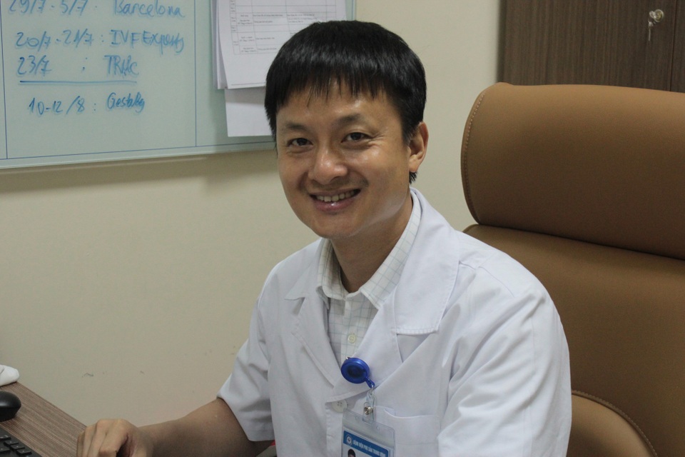 PGS.TS Nguyễn Xuân Hợi cho biết, hạnh phúc nhất đối với anh là chứng kiến giây phút những em bé chào đời trong sự xúc động của các cặp vợ chồng hiếm muộn