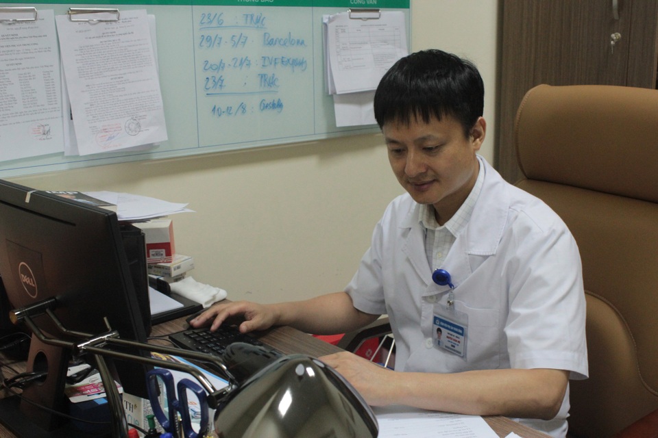 Theo bác sỹ Hợi, trong quá trình điều trị vô sinh, hiếm muộn nhiều cặp vợ chồng không chỉ chịu nỗi đau về bệnh tật mà còn phải gánh chịu áp lực rất lớn từ định kiến xã hội và sự soi xét của gia đình.