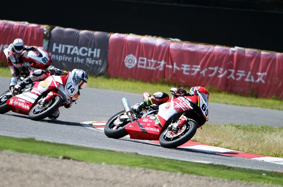 Tay đua Cao Việt Nam mang số áo 65