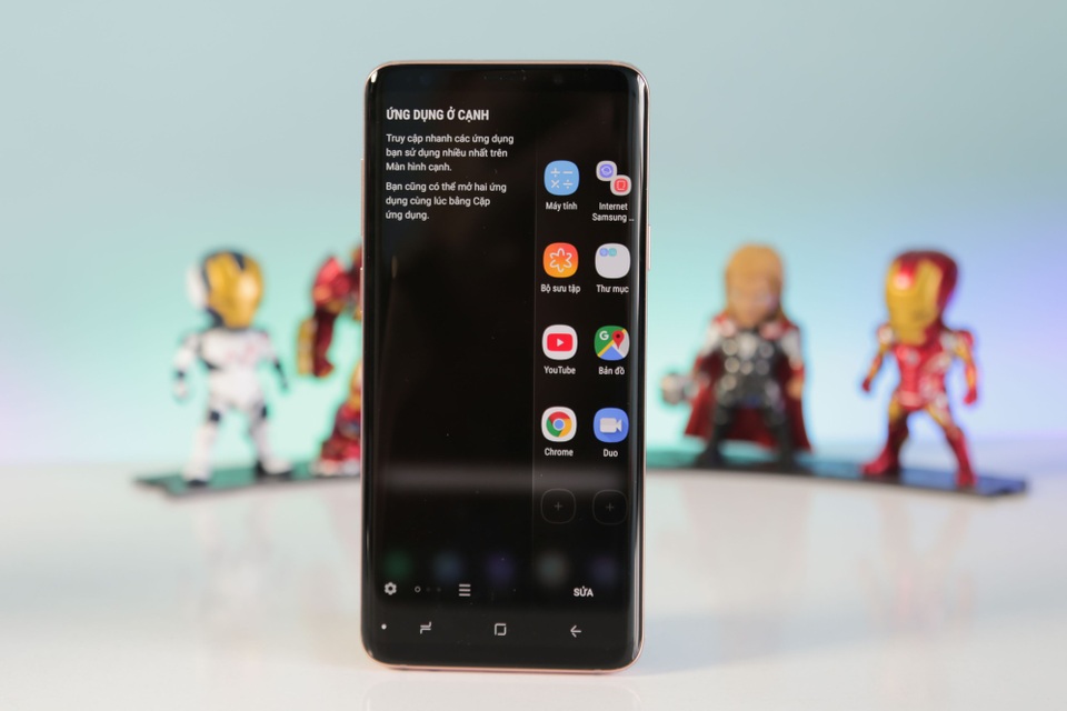 Ngoài ra máy khởi chạy Android 8 Oreo và tích hợp các tính năng truy cập nhanh ứng dụng từ màn hình cạnh, Bixby...