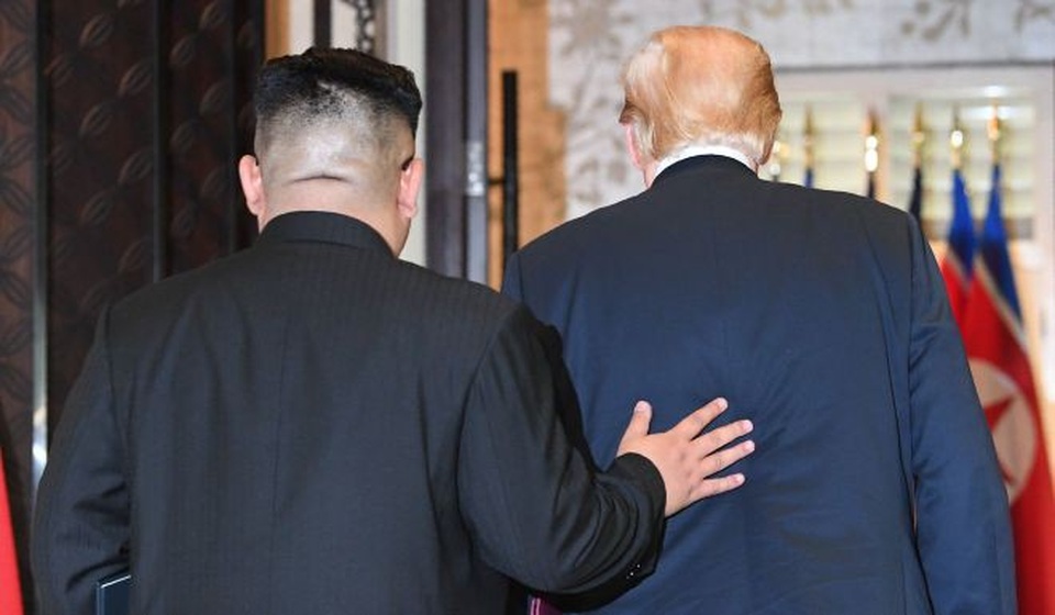 Nghệ thuật ngoại giao khôn khéo của ông Kim Jong-un - 3 Nhà lãnh đạo Kim Jong-un đặt tay lên lưng Tổng thống Trump (Ảnh: Reuters)