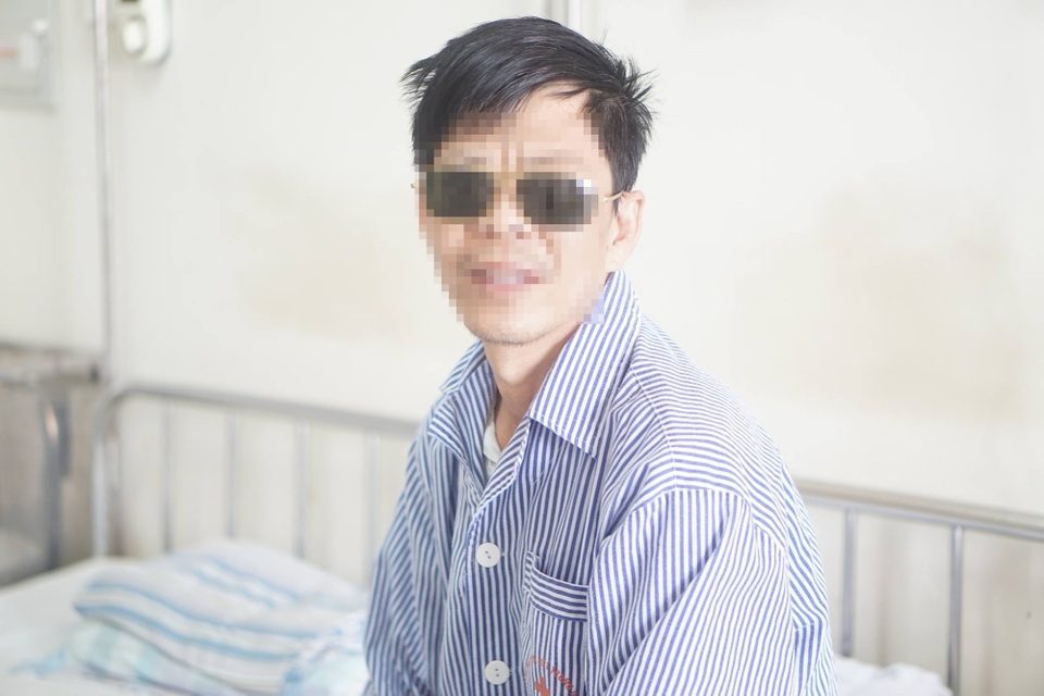 Lồi mắt, mất thị lực vĩnh viễn vì chủ quan với bệnh bướu cổ - 1 Vì chủ quan không tái khám sau hết đơn thuốc, bệnh nhân bị biến chứng lồi mắt, tổn thương mắt gây loét giác mạc, mất thị lực vĩnh viễn mắt trái.