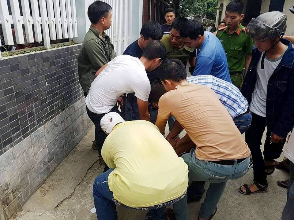 Bắt thanh niên nghi ngáo đá cầm dao cố thủ trên mái nhà dân - 3 Bắt thanh niên nghi ngáo đá cầm dao cố thủ trên mái nhà dân - 3