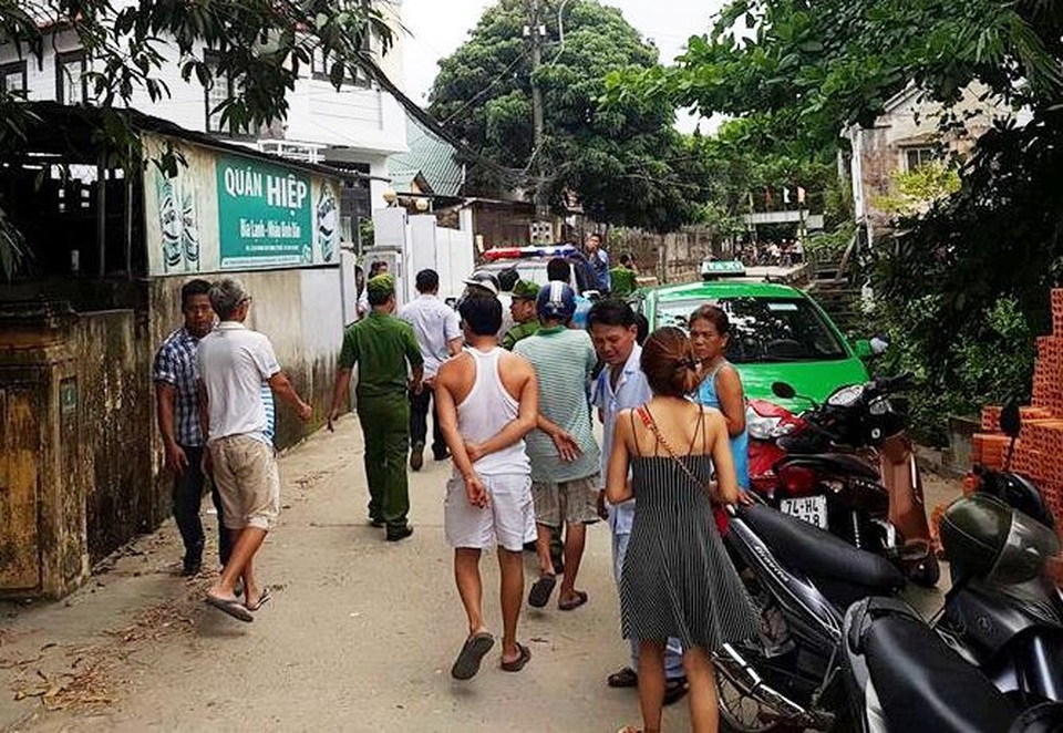 Bắt thanh niên nghi ngáo đá cầm dao cố thủ trên mái nhà dân - 6 Người dân ở hẻm 254 đường Phan Chu Trinh, TP Huế vẫn chưa hết bàng hoàng khi gặp nam thanh niên nghi ngáo đá này