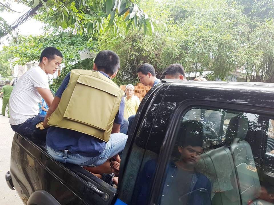 Bắt thanh niên nghi ngáo đá cầm dao cố thủ trên mái nhà dân - 5 Công an đưa đối tượng lên xe và lên Bệnh viện Trung ương Huế kiểm tra sức khỏe