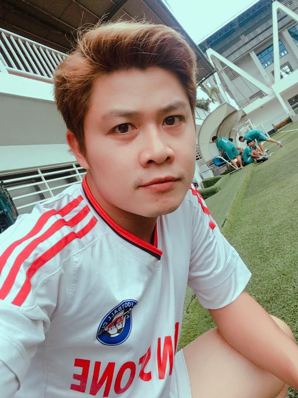 Kỷ niệm không thể quên của sao Việt trong các mùa World Cup - 4 Nhạc sĩ Nguyễn Văn Chung thích xem bóng đá cùng đội bạn cũ.