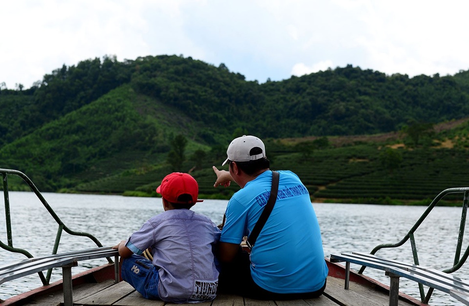 "Check in" đồi chè đẹp như tranh vẽ - 2 Để lên các đồi chè, du khách phải di chuyển bằng thuyền, giá 30.000 đồng/người.