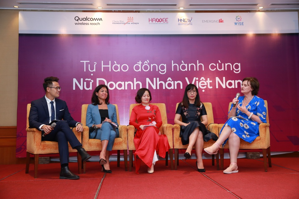 Dự án DevelopHer tăng “sức mạnh” cho nữ doanh nhân Việt - 1
Phu nhân cựu thủ tướng Anh - Cherie Blair (bài phải), người sáng lập QuỹCherie Blair Foundation for Women.