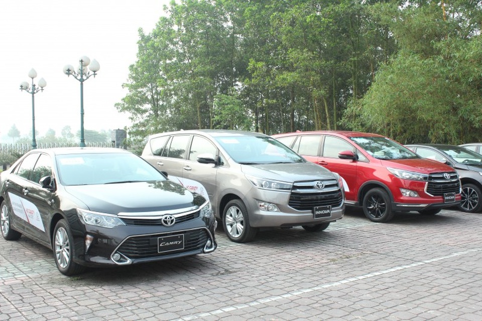 Đón bão ô tô nhập khẩu, xe lắp ráp ồ ạt giảm giá - 1
Tại các đại lý kinh doanh ô tô, hầu hết các mẫu xe lắp ráp đều được giảm giá cả chục triệu đồng