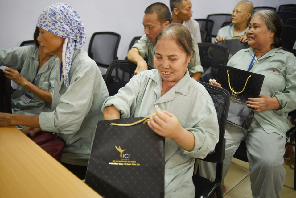 Những món quà mát lòng ngày nắng nóng - 1
Nhiều bệnh nhân vui mừng vì lần đầu được sử dụng sản phẩm yến chưng sẵn tốt cho sức khỏe