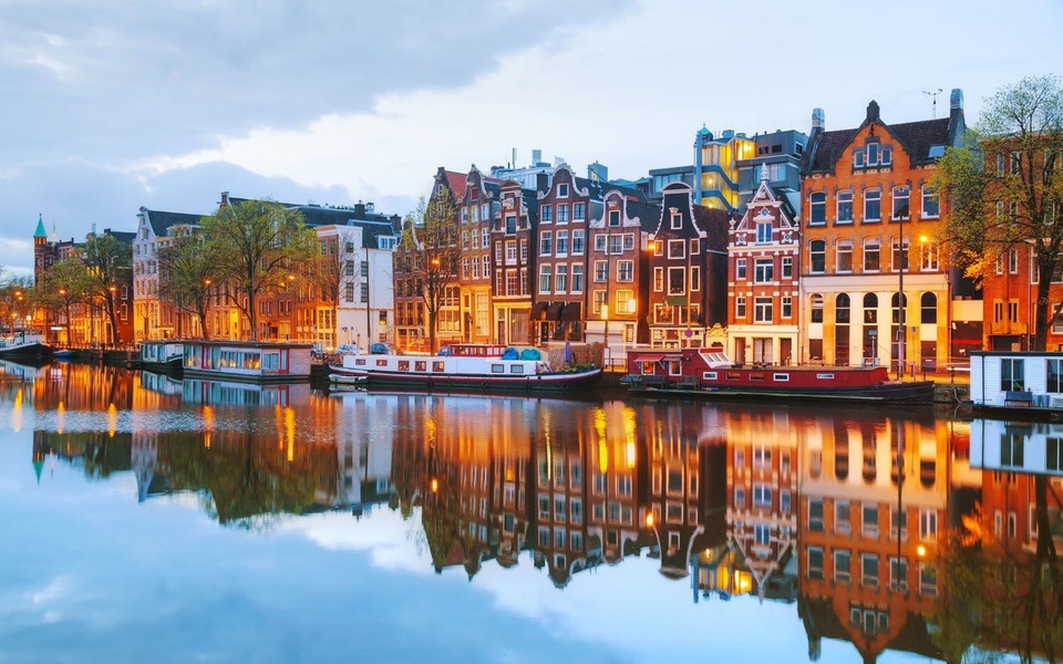 Mách bạn bí quyết du lịch châu Âu tiết kiệm không hề khó - 1 Amsterdam – một trong những điểm đến thu hút nhiều du khách Việt