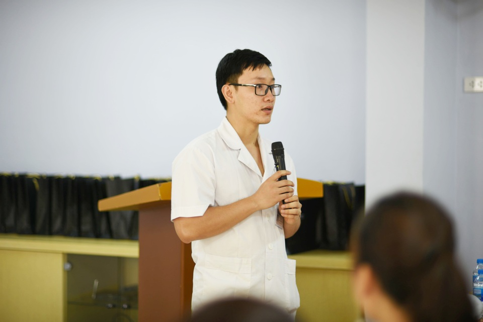 Những món quà mát lòng ngày nắng nóng - 6
Bác sĩ Hồ Hoàng Nam phát biểu tại buổi tặng quà
