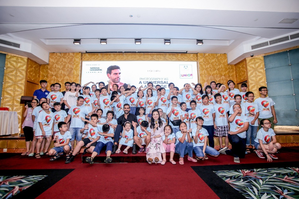 Apollo English thắng giải EducationInvestor Asia Awards hạng mục Hệ thống đào tạo Anh ngữ của năm - 3
Ngày 1-2/6 vừa qua, học viên Apollo English đã gặp gỡ và giao lưu với Rubén Salgado Escudero – Nhiếp ảnh gia của National Geographic, Diễn giả TEDx Talks. Ruben đã nhận được nhiều giải thưởng nhiếp ảnh quốc tế và từng mở triển lãm tại hơn 20 thành phố khắp thế giới.