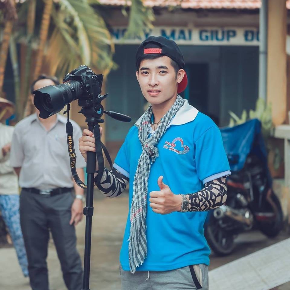 Thầy giáo soái ca sở hữu hơn 200 huy chương võ thuật đốn tim phái nữ - 5
Yêu nghệ thuật nhiếp ảnh, Phúc Thịnh dạy thêm cho sinh viên kỹ thuật quay phim, chụp ảnh. Bên cạnh đó, ngoài giờ lên lớp, Thịnh còn tổ chức cho sinh viên ĐH FPT tham gia các hoạt động thiện nguyện.