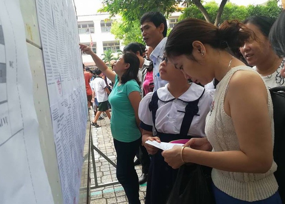 Hàng ngàn học sinh giỏi tranh suất vào lớp 6 trường Trần Đại Nghĩa - 5 Thí sinh, phụ huynh xem số báo danh, phòng thi trước giờ vào phòng làm bài khảo sát