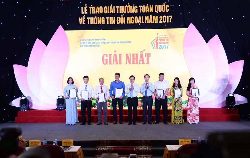 Trao 7 giải Nhất về thông tin đối ngoại năm 2017 - 1
Ủy viên Bộ Chính trị - Phó Thủ tướng Phạm Bình Minh và Ủy viên Bộ Chính trị - Trưởng Ban Tuyên giáo Trung ương Võ Văn Thưởng trao giải Nhất cho các tác giả, nhóm tác giả