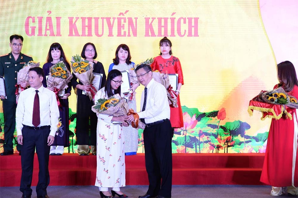 Trao 7 giải Nhất về thông tin đối ngoại năm 2017 - 2 Tác giả Hoàng Thị Hồng Lam (bút danh Hoàng Lam) của Báo điện tử Dân trí vinh dự lên nhận giải Khuyến khích.