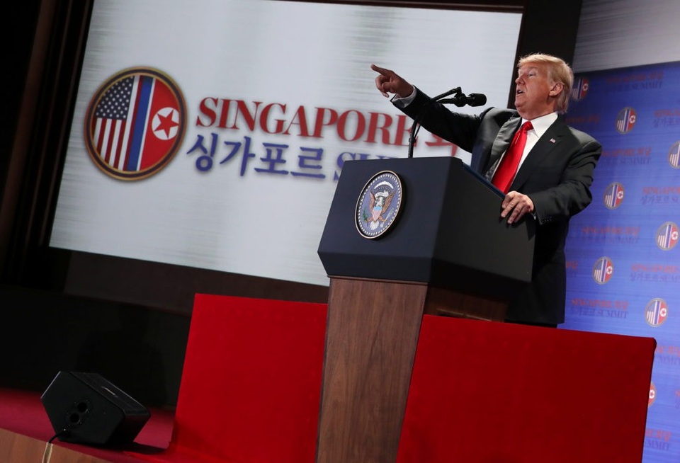 Đồng minh châu Á hoài nghi tuyên bố dừng tập trận của Tổng thống Trump - 1 Tổng thống Trump họp báo sau cuộc gặp với ông Kim Jong-un (Ảnh: Reuters)
