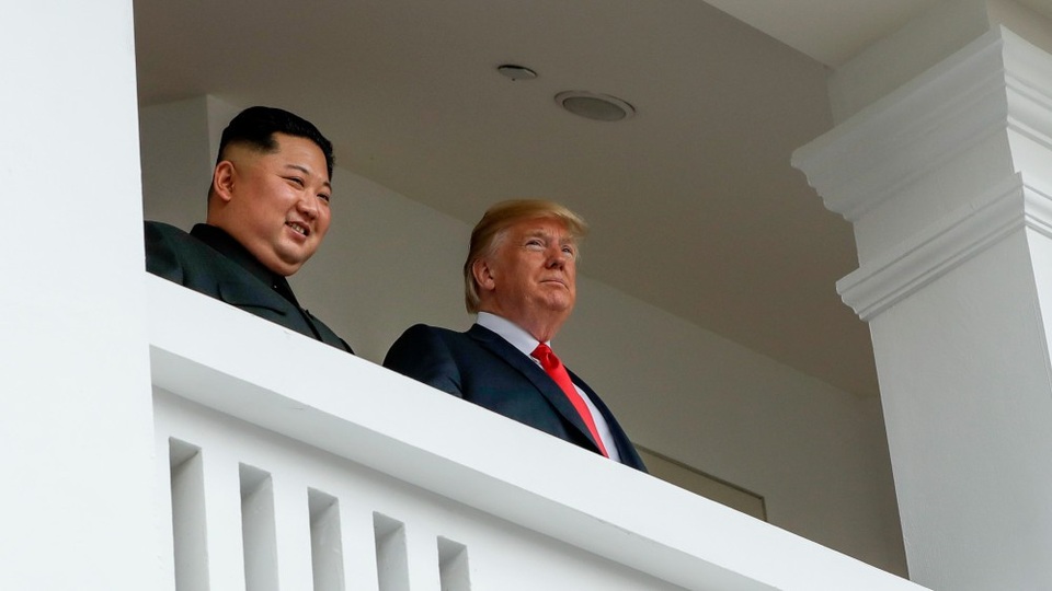 Thượng đỉnh lịch sử Mỹ - Triều: "Bộ phim" gay cấn đến phút chót - 1 Tổng thống Trump và nhà lãnh đạo Kim Jong-un tại khách sạn Capella của Singapore (Ảnh: Reuters)