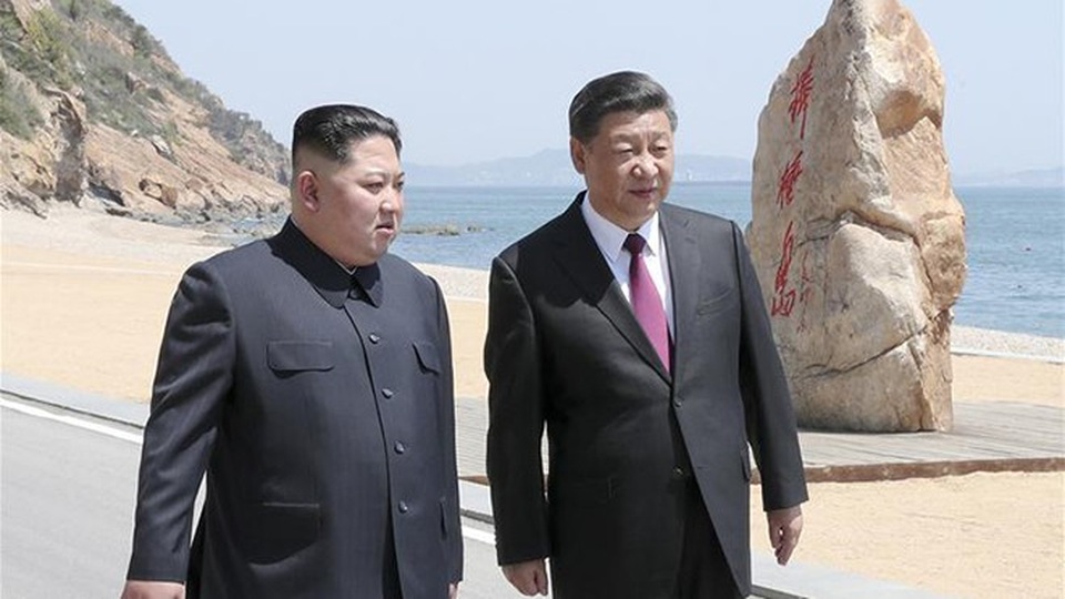 Tầm ảnh hưởng của Trung Quốc trên bàn đàm phán thượng đỉnh Trump - Kim - 2 Chủ tịch Tập Cận Bình đón nhà lãnh đạo Kim Jong-un tại Đại Liên, Trung Quốc (Ảnh: Reuters)
