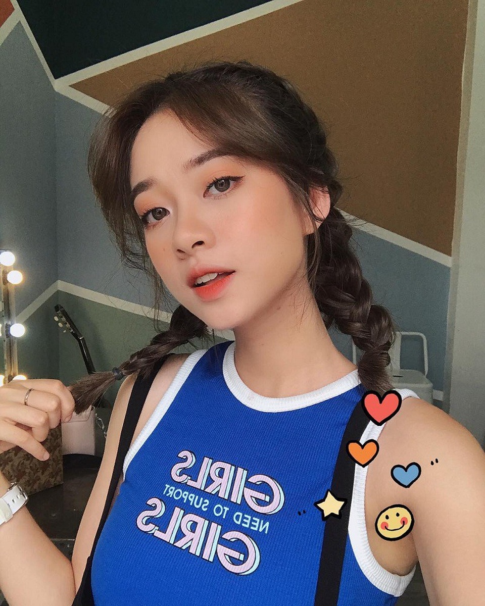 “Hot girl mắng khách” gây xôn xao khi bình luận World Cup - 9 Cô nàng đến từ Sa Pa (Lào Cai) này được biết đến là một hot girl có ngoại hình xinh xắn cùng gu ăn mặc bắt mắt. Trang Facebook cá nhân của Mai Anh sở hữu gần 68.000 lượt theo dõi.