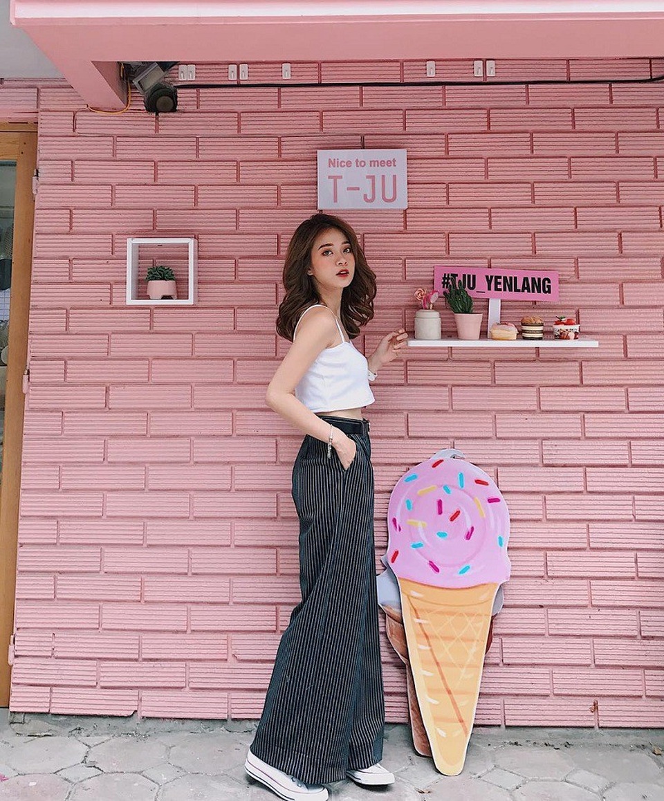 “Hot girl mắng khách” gây xôn xao khi bình luận World Cup - 10 Mai Anh là mẫu ảnh “ruột” cho nhiều tờ báo dành cho giới trẻ, là cái tên quen thuộc của nhiều shop thời trang có tiếng tại Hà Nội, TP. HCM.