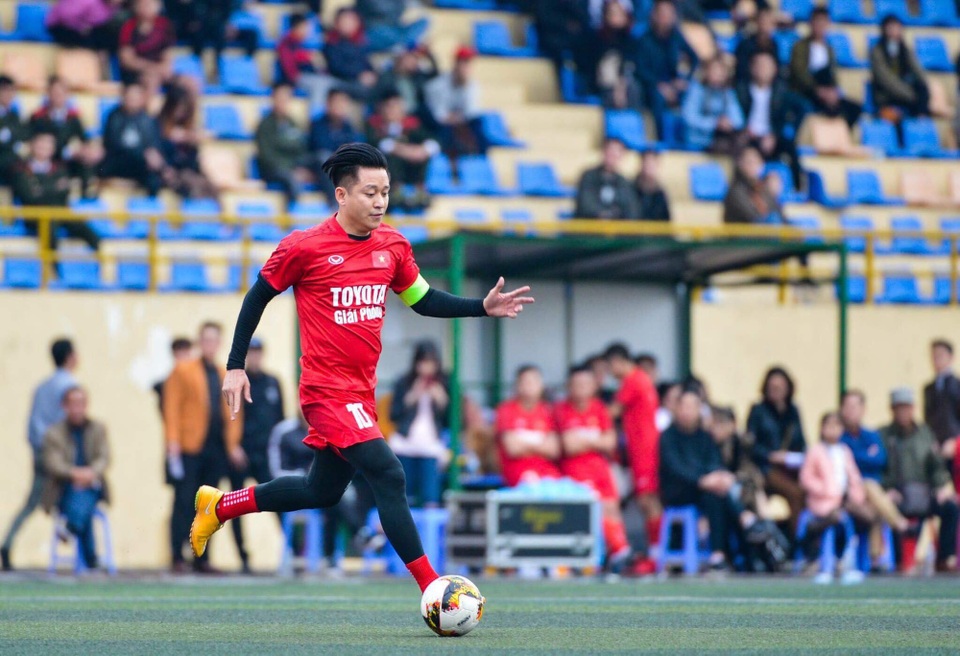 Kỷ niệm không thể quên của sao Việt trong các mùa World Cup - 6 Ca sĩ Tuấn Hưng rất hay ra sân cỏ mỗi khi có thời gian rảnh.