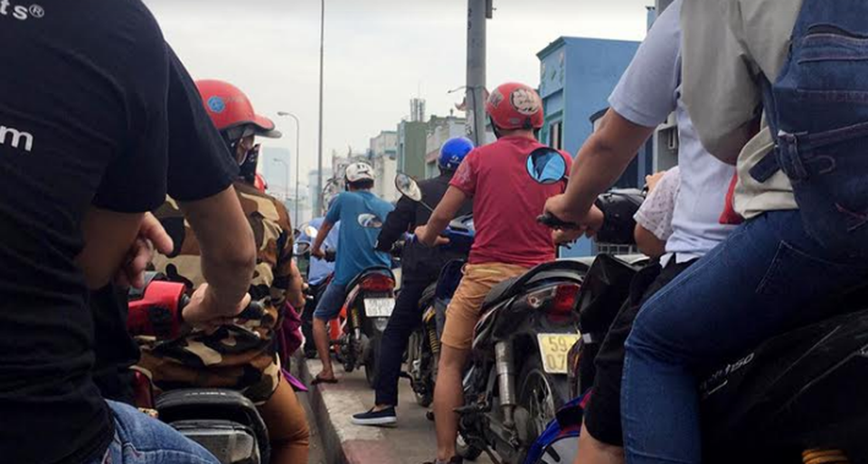 Bùn đổ tràn trên cầu, nhiều xe máy trượt ngã - 2 Sự cố gây ùn tắc nặng khu vực xung quanh
