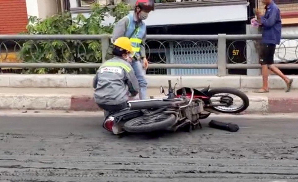 Bùn đổ tràn trên cầu, nhiều xe máy trượt ngã - 1 Nhiều người qua đây trượt ngã