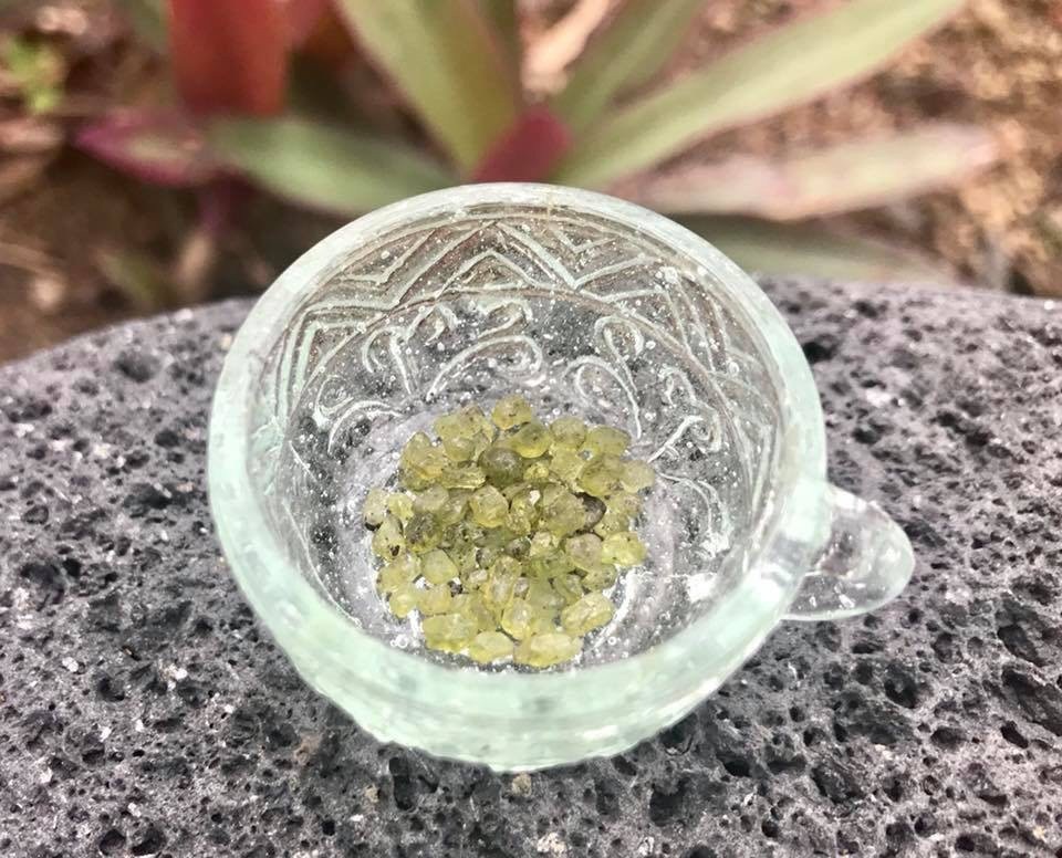 “Mưa đá quý” xuất hiện ở khu vực quanh núi lửa Hawaii sau vụ phun trào - 3 Những viên đá quý xanh lá cây nằm rải rác khắp Hawaii