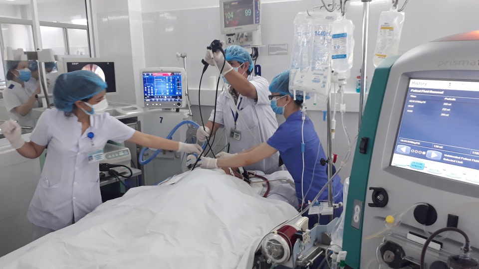 Cứu sống bệnh nhân ngưng tim suốt 1 tiếng đồng hồ - 1 Các bác sĩ BV Đà Nẵng điều trị cho bệnh nhân V. bằng kỹ thuật ECMO- hệ thống có khả năng thay thế chức năng của tim và phổi.