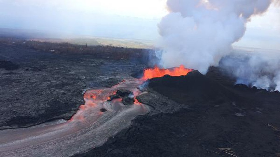 “Mưa đá quý” xuất hiện ở khu vực quanh núi lửa Hawaii sau vụ phun trào - 1 Núi lửa Kilauea ở Hawaii phun trào gây ra rất nhiều thiệt hại về người và của