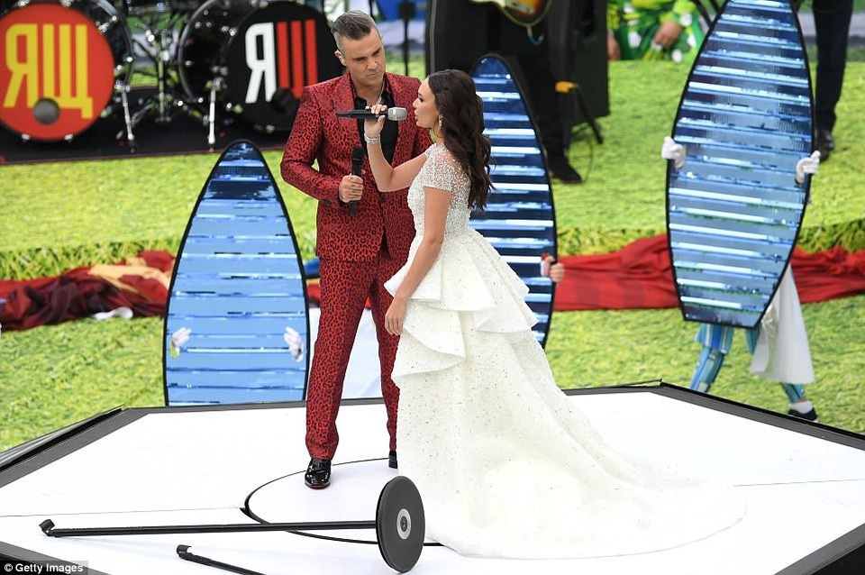 Robbie Williams gây sốc vì giơ "ngón tay thối" khi diễn khai mạc World Cup - 4
Ca sỹ người Anh còn có sự kết hợp với nữ ca sỹ nước chủ nhà Aida Garifullina