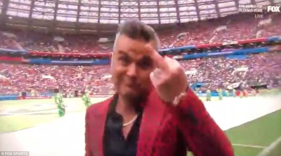 Robbie Williams gây sốc vì giơ "ngón tay thối" khi diễn khai mạc World Cup - 5
Màn diễn của anh sẽ hoàn toàn ổn nếu ca sỹ 44 tuổi không bất ngờ giơ ngón tay thối khi đang biểu diễn