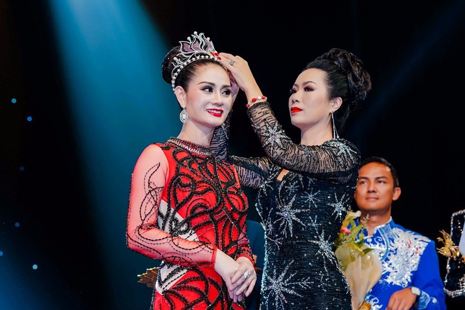 
Nguyễn Hồng Nhung nhận vương miện từ NSUT – Á Hậu Trịnh Kim Chi
