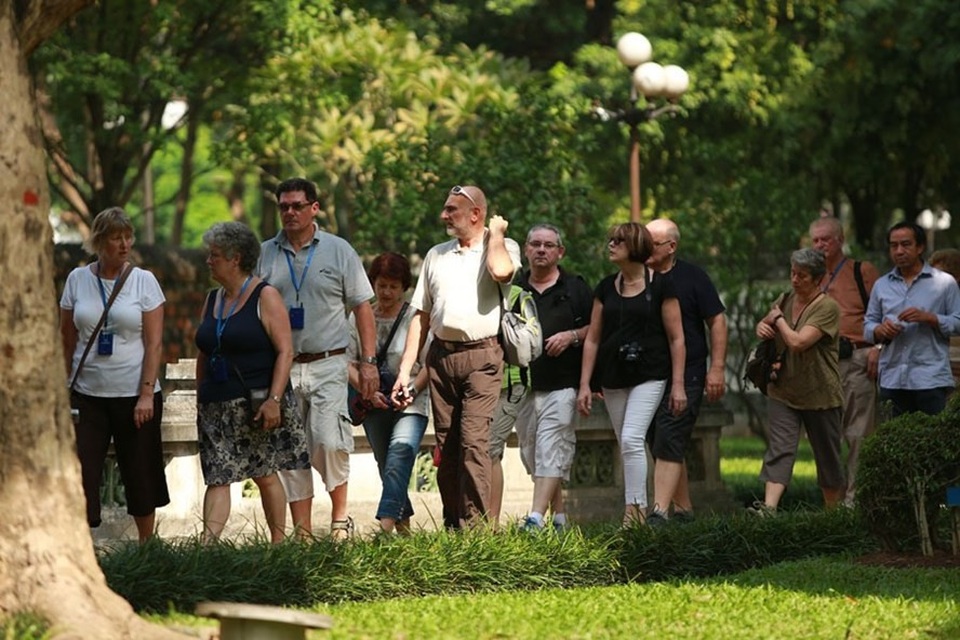 
Khách du lịch tại Văn Miếu (Hà Nội). Ảnh: HẢI NGUYỄN.
