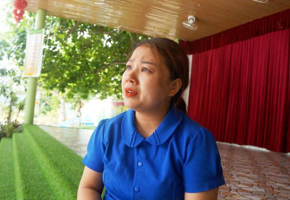 Thông tin mới nhất vụ hàng chục cô giáo quỳ gối để xin được tiếp tục dạy trẻ - 3 Một giáo viên ở đây đã bật khóc khi nhắc đến sự việc.