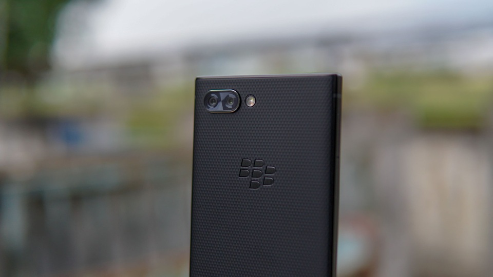 Mặt lưng này nổi bật với hệ thống camera kép độ phân giải 12 MP.