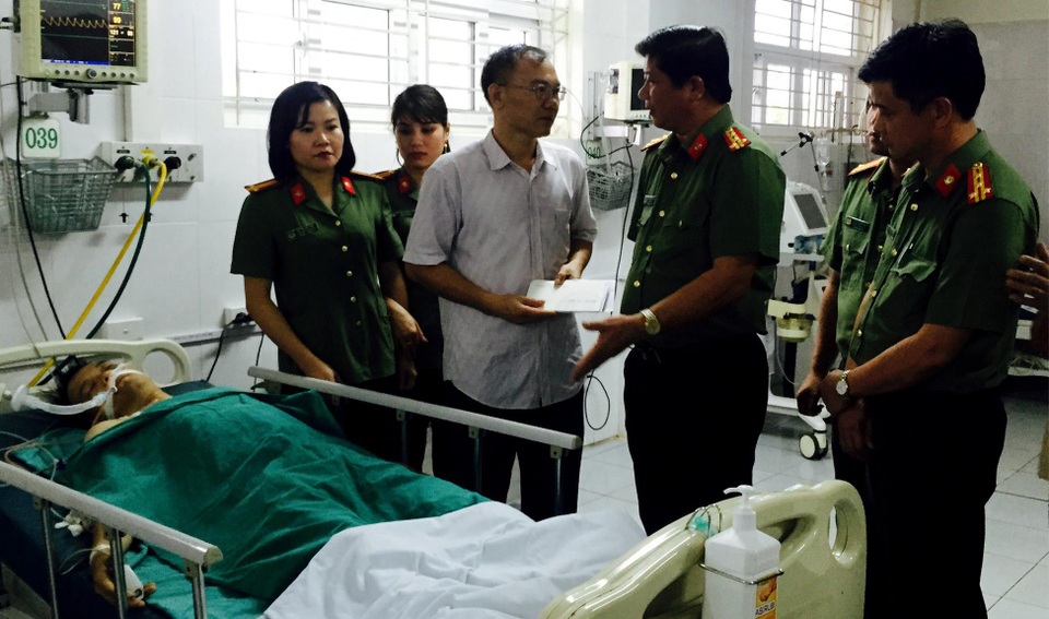Khám nhà nghi phạm buôn ma túy, Trung úy công an bị đâm thấu ngực - 1 Đại tá Đinh Tiến Quân, Giám đốc Công an tỉnh Lào Cai - thăm hỏi Trung úy Đoàn Văn Minh. (Ảnh: CTV)