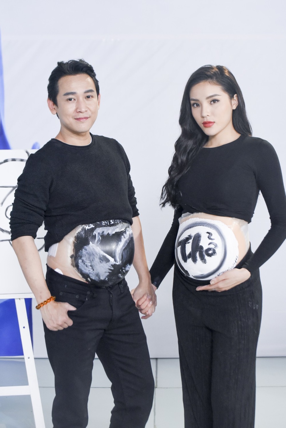 Với hình ảnh màu đen siêu âm em bé trong bụng mẹ và hình ảnh màu trắng vòng tròn luân hồi có chữ Thở, gia đình Kỳ - Vĩ chia sẻ: Màu trắng - đen tượng trưng cho âm - dương là bố và mẹ. Đây cũng là khoảnh khắc hạnh phúc khi nhìn thấy hình ảnh đầu tiên của đứa con của mình. Và điều hạnh phúc nhất cũng là giây phút người mẹ cảm nhận được hơi thở của đứa con trong bụng.