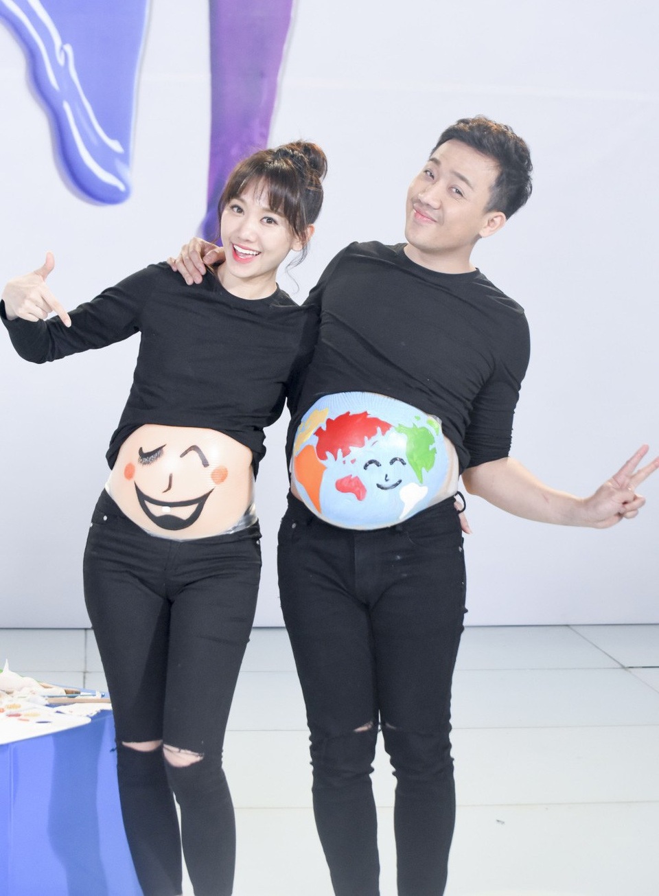 Với hình ảnh nụ cười và hình ảnh bản đồ thế giới, gia đình Việt - Hàn đưa ra thông điệp: Chúng tôi sinh ra và lớn lên là do cộng đồng, khi sinh đứa con ra thì con là thế giới của mình và mình là một bộ phận trong cộng đồng. Mình sống mà ích kỷ thì những người xung quanh phải hứng chịu và con của Trấn Thành - Hari phải là thành viên của thế giới và hãy cố gắng sống cho mọi người.