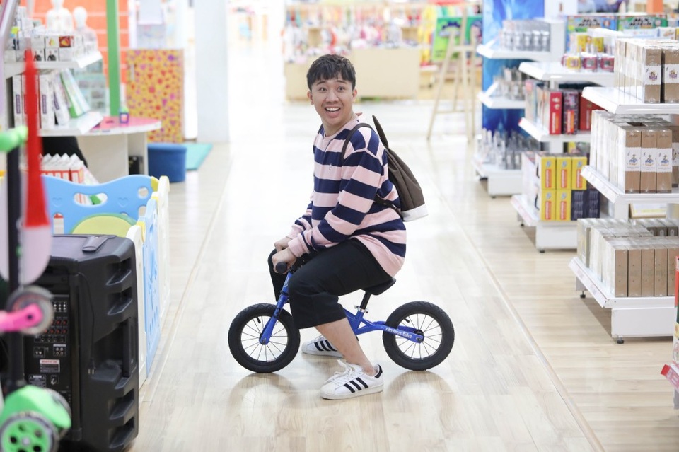 Cả hai tận dụng sự hài hước...