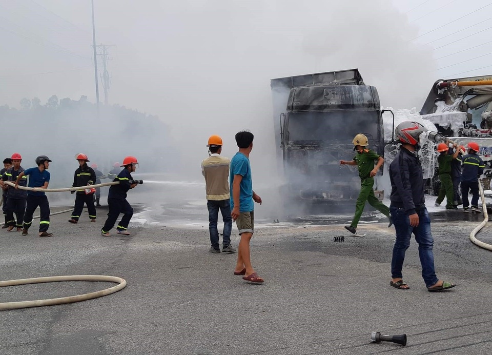 Xe tải bốc cháy dữ dội sau va chạm - 2 Ngọn lửa thiêu rụi xe tải chở gỗ dăm và phần đầu xe phun bê tông