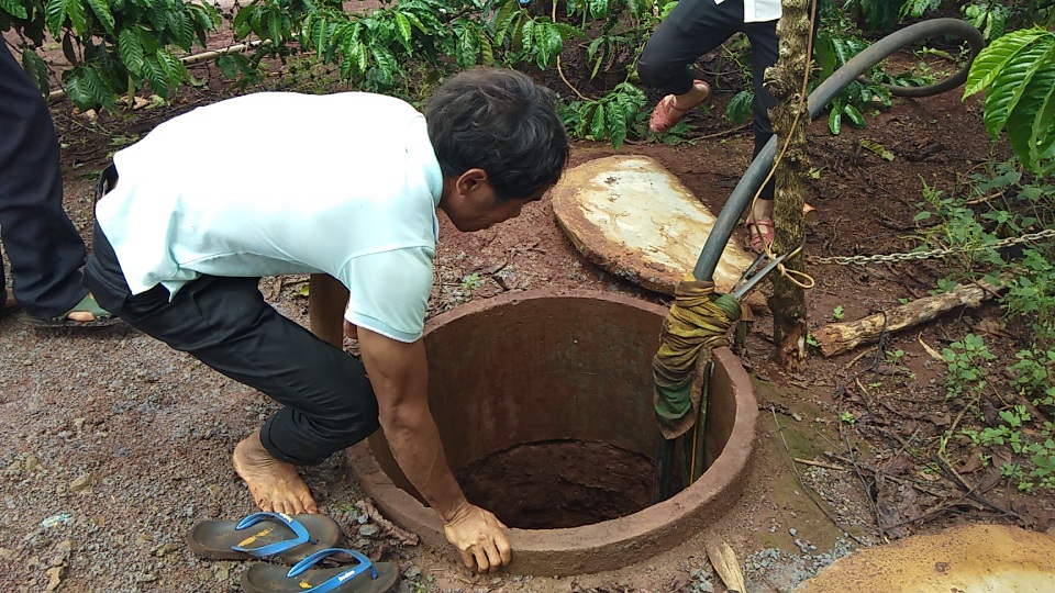 “Lão mù” và nghề đào giếng... “trời cho” - 3 
Người đàn ông mù đã đào hàng chục cái giếng cho dân làng