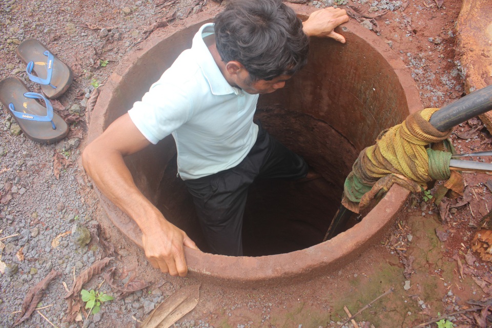 “Lão mù” và nghề đào giếng... “trời cho” - 1 Hơn 20 năm nay, lão mù đã mưu sinh bằng nghề đào giếng để kiếm cơm