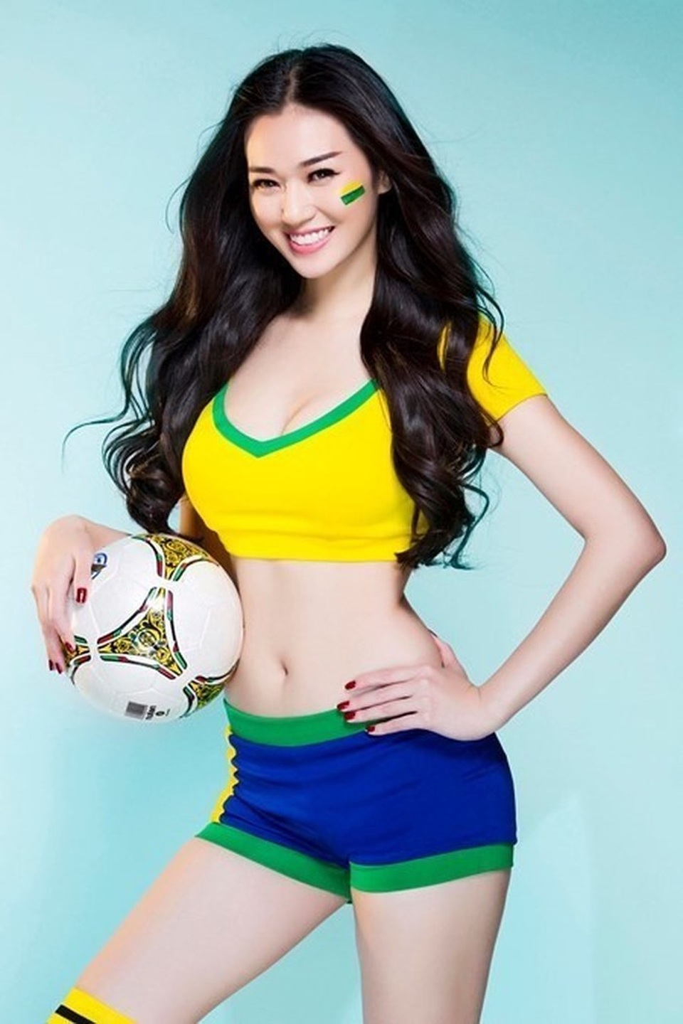 Người đẹp Khánh My đốt mắt người xem trong trang phục bóng đá khoẻ khoắn.