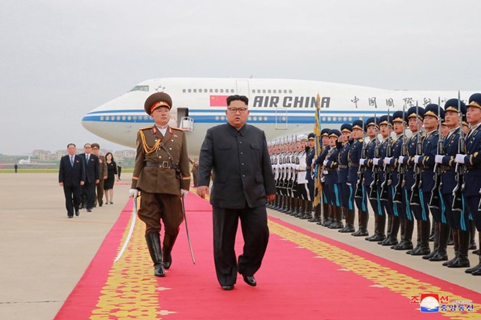 Tranh cãi khoảnh khắc Tổng thống Trump chào tướng Triều Tiên theo kiểu nhà binh - 2
Ông Kim Jong-un được chào đón và ca ngợi sau khi trở về từ Singapore sau hội nghị thượng đỉnh với Tổng thống Mỹ Donald Trump. (Ảnh: Reuters)