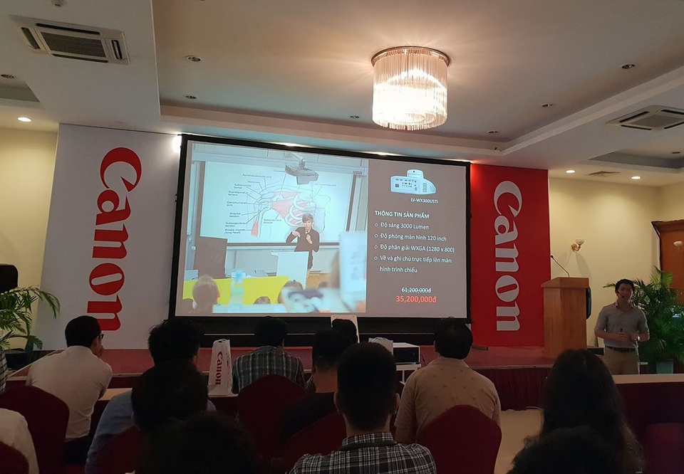 Đại diện Canon giới thiệu về loạt máy chiếu mới tại Việt Nam